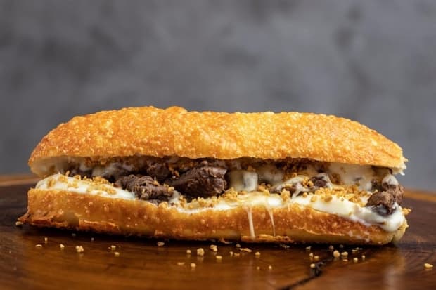 Paulistinha em Juína MT: lanche no pão baguete com frango, choripan e bacon